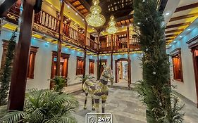 Hotel & Rooftop King Experience By David